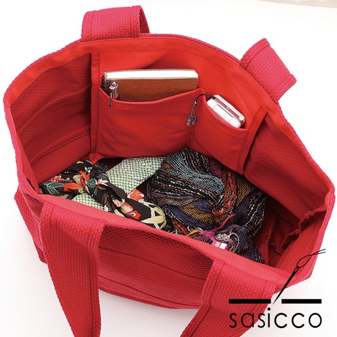 紅色三河木綿刺子織大容量托特包，內部展示，包內有筆記本、手機、彩色圍巾及毛線球，並有內袋設計。