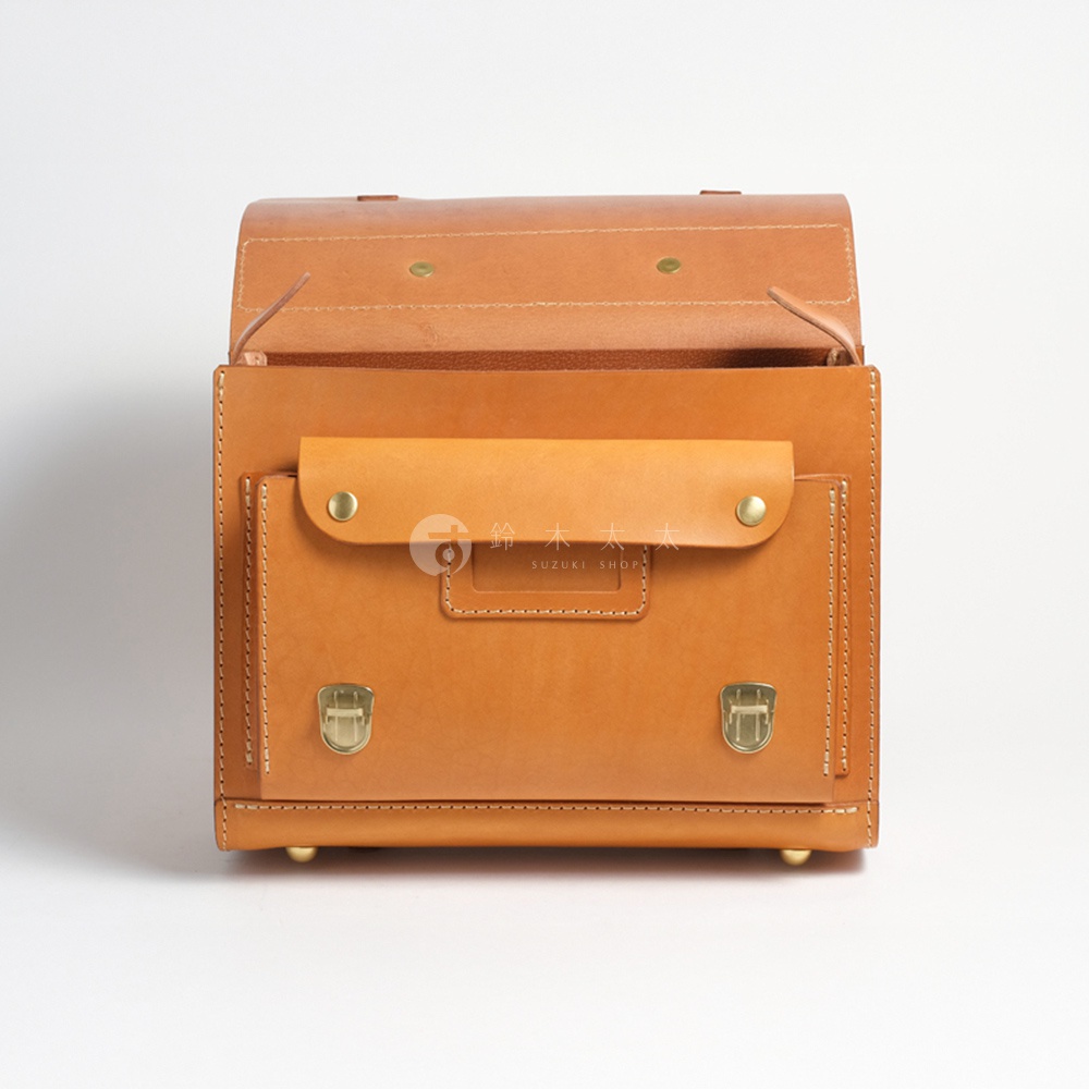 一個帶有金屬扣環和縫線細節的棕褐色皮革橫式書包，包包正面有兩個較大的金屬鎖扣。