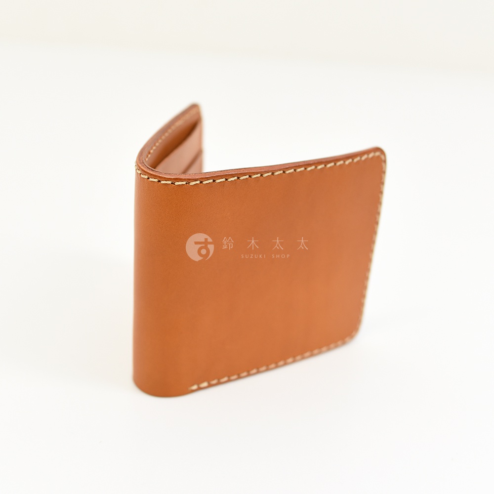 職人手作皮革二折橫式小短夾，呈現經典棕色，以精緻縫線裝飾，簡約實用。