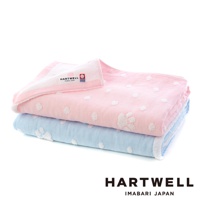 粉色與藍色今治純棉點點紗布浴巾堆疊，粉色浴巾上有白色點點圖案，藍色浴巾同樣有白色點點圖案，兩條浴巾皆有品牌標籤。