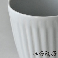 白色陶瓷馬克杯，杯身帶有垂直凹槽紋理，內部為灰色。