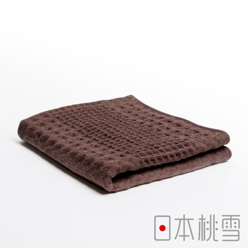 一條棕色、格子紋理的今治毛巾，對折放置於白色背景上。