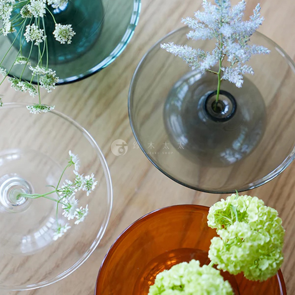 AXCIS Lua 多功能線香玻璃花器，有藍綠色、煙灰色、透明及琥珀色四種，裝飾著精緻的小白花和綠色繡球花