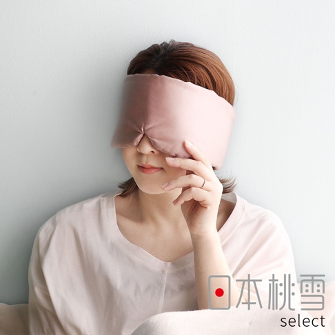 一位女性配戴淺粉色絲綢眼罩的半身照，她用右手輕扶眼罩邊緣，身穿淺色居家服飾，畫面下方印有日本桃雪 select 品牌字樣，整體氛圍簡約舒適。
