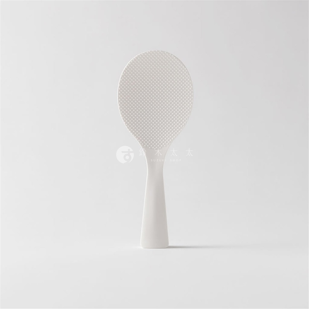 簡潔的白色站立式飯匙，表面有細緻的壓紋，能防止米飯沾黏。