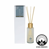 KYARA INNOVATE 品牌 Aquamarine 室內擴香竹，附有其白色包裝盒，顯示著品牌標誌和香氛名稱。
