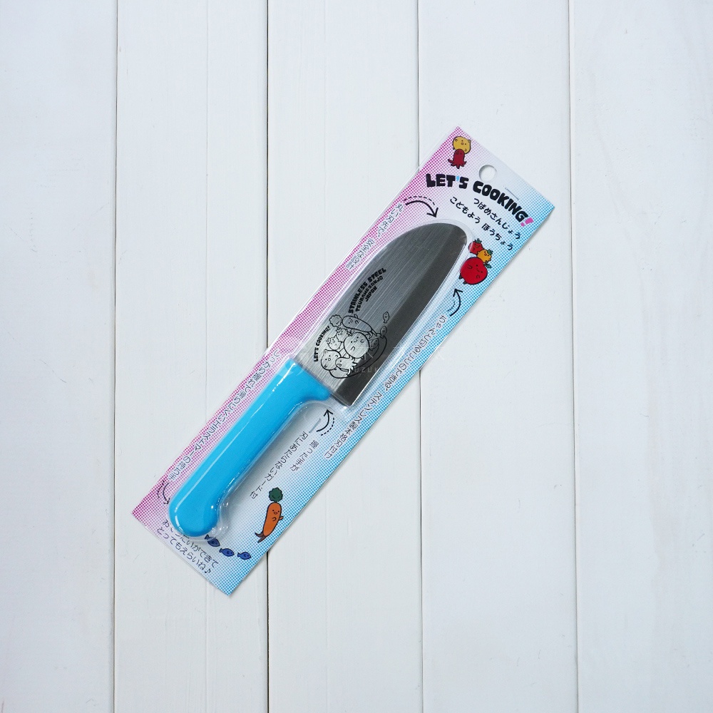 燕三條不鏽鋼兒童學習刀，刀刃為銀色不鏽鋼材質，印有卡通圖案。刀柄為淺藍色，符合人體工學設計。產品包裝上有日文說明與可愛插畫。