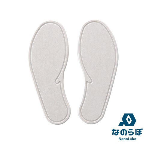 一組兩片淺灰色鞋墊，以珪藻土材質製成，形狀如同鞋子內部輪廓，專為鞋靴除濕設計。