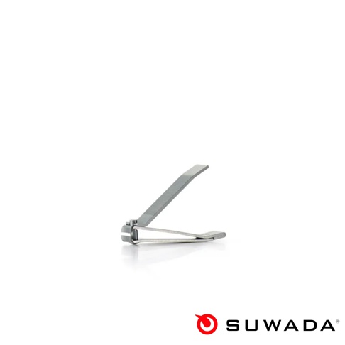 白色背景中央放置一個金屬質感的SUWADA諏訪田製作所折疊式指甲剪，採側面視角拍攝，展現其精密的金屬結構與流線型折疊設計，右下方印有品牌名稱與紅色圓形商標。