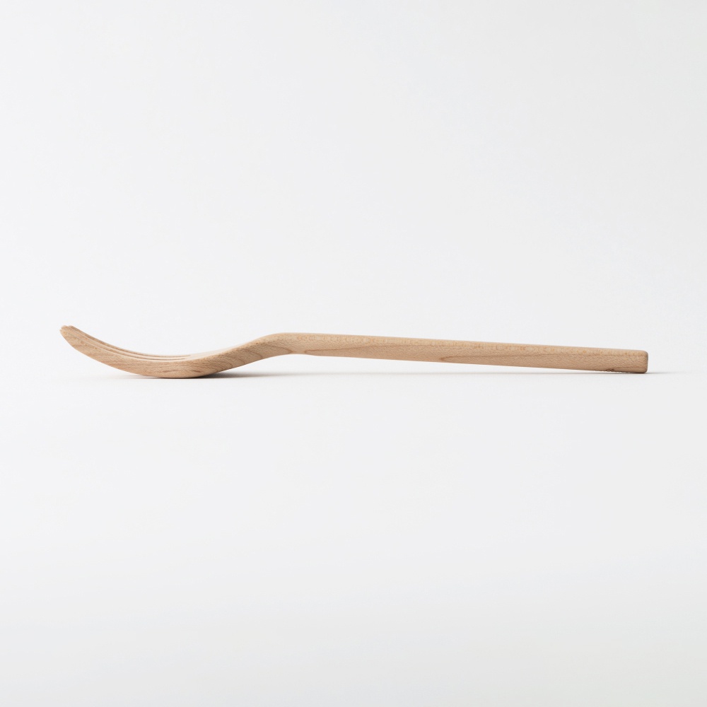 淺色楓木製成，造型簡約的餐叉，具有一體成型的設計，末端是彎曲的叉齒，整體散發自然木紋質感。