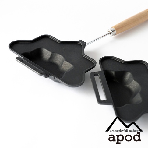 黑色的熱壓三明治烤夾，造型為星星狀，烤盤內有兩個凹槽，其中一個連接金屬手柄，手柄末端為木質。