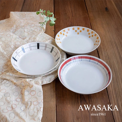 三個白色陶瓷主食料理盤，邊緣分別飾有橙色格紋、灰色與黑色線條格紋，以及紅藍色線條格紋。