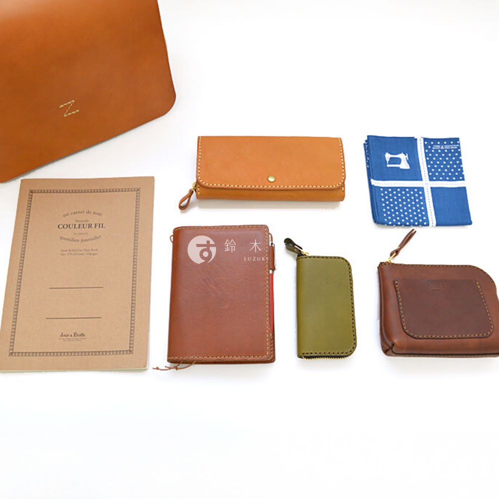 日本HERZ職人手作皮革軟皮橫式斜背包，搭配筆記本、皮夾及手帕，展現精緻工藝。