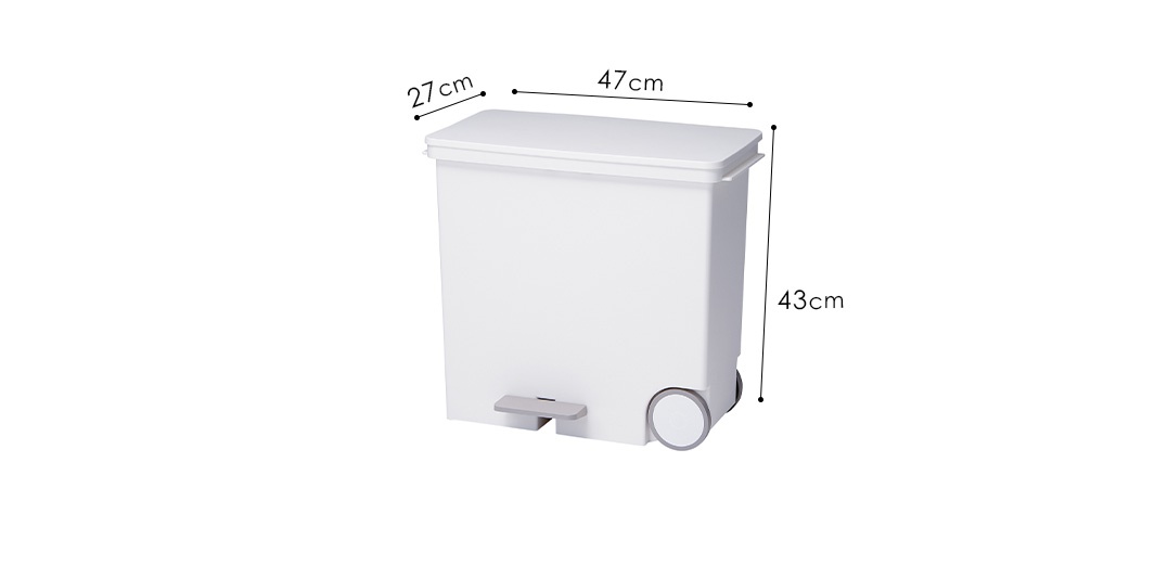 寬型白色腳踏式垃圾桶，配有灰色踏板和兩個灰色滾輪，尺寸標示為寬47公分、深27公分、高43公分。