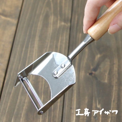 VEGET 不鏽鋼木柄削皮刀，銀色不鏽鋼刀頭與刀身，配以淺棕色木質握柄，用於削切蔬果。