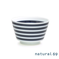 海軍風條紋丼碗，白色碗身飾有深藍色水平條紋，底部為白色圓形底座。