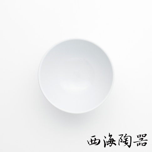 白色陶瓷飯碗，碗身為圓潤的弧形，碗口朝上，展示其簡潔的設計。