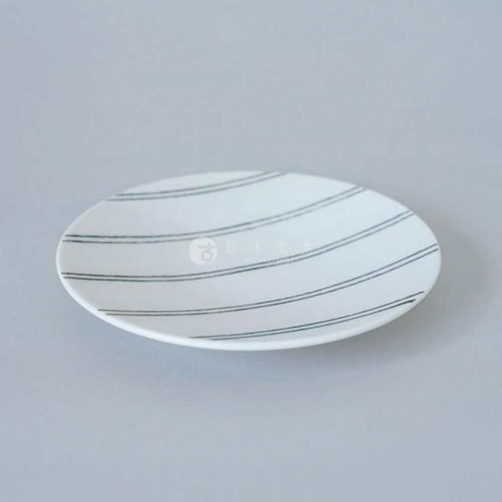 gohara mamiko 美濃燒手繪點心盤，白色陶瓷盤身，飾有黑色細條紋，盤面呈弧形。