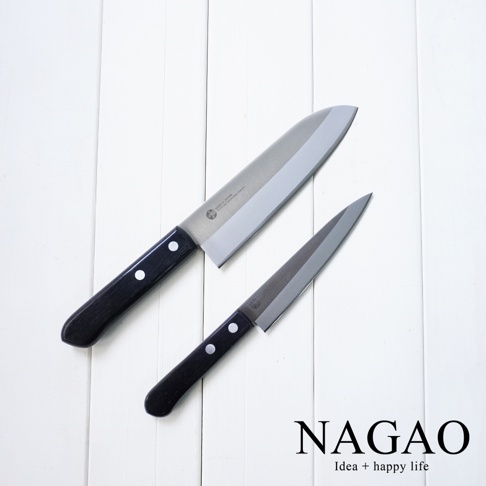 燕三條 VG-10 不鏽鋼三德刀，16.5公分刀刃，黑色握柄，銀色金屬。