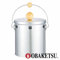 OBAKETSU 品牌手工製鍍鋅鋼蚊香桶，附木質提把與蓋子，桶身有透氣孔，整體呈現銀色金屬質感。