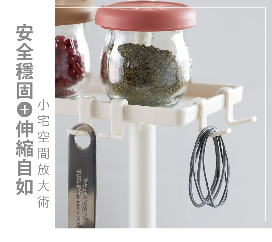 白色塑料材質的 tatecco TCR 專用迷你掛勾，掛在白色支架上，展示掛勾掛著金屬量匙和橡皮筋。