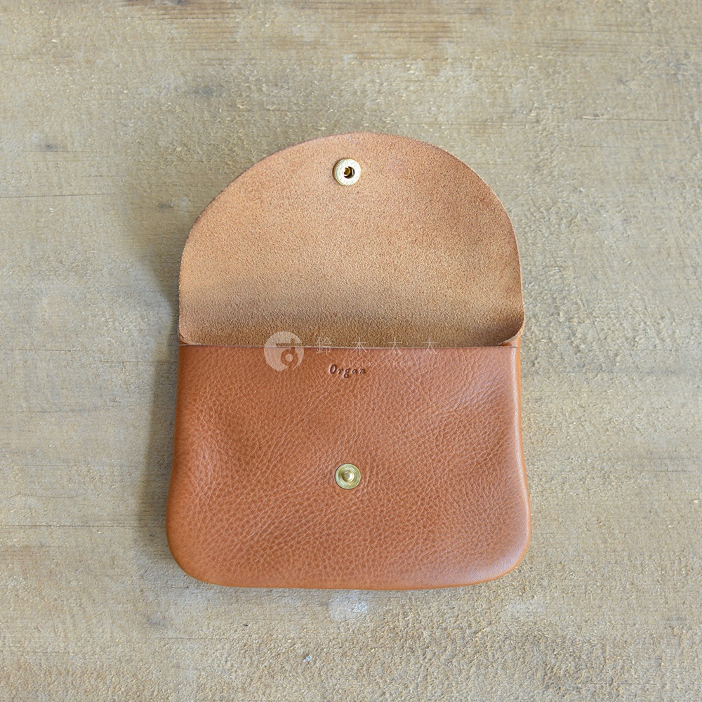職人手作棕色皮革小物收納袋，鈕扣式設計，內部可見品牌「Organ」字樣。