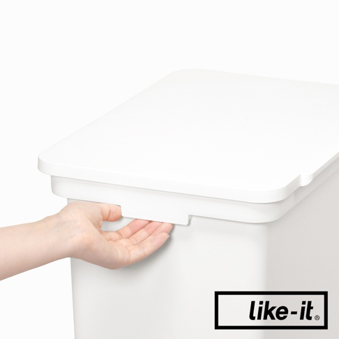 白色大容量分類垃圾桶，配有掀蓋式設計，手部正操作垃圾桶的開啟把手。