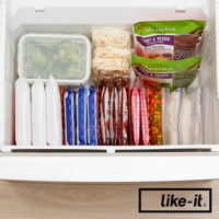 冷凍庫內整齊擺放著白色網格收納盒，內有冷凍食品，包括綠色花椰菜、麵條、水果冰沙包、冷凍蔬菜、以及其他包裝食品。