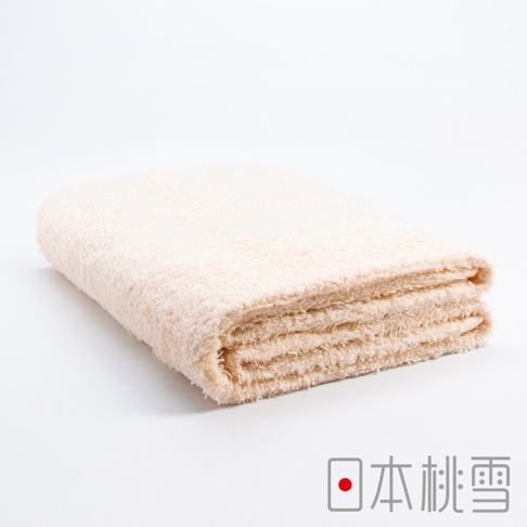 一條米白色、細絨質地的今治浴巾，對折後呈現豐富的層次感，布料柔軟蓬鬆。