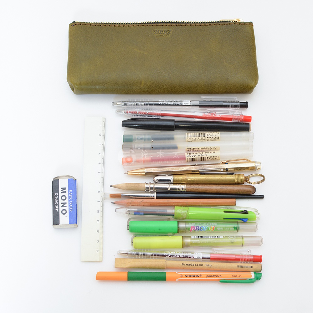 橄欖綠皮革筆袋，內含多支鋼筆、原子筆、麥克筆、鉛筆及橡皮擦、尺，筆袋上壓印有「HERZ」品牌標誌。