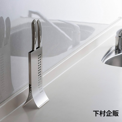 不鏽鋼直立刀具收納架，銀色，收納架側邊有方形孔洞設計，架上直立擺放兩把刀具，刀柄呈銀色。