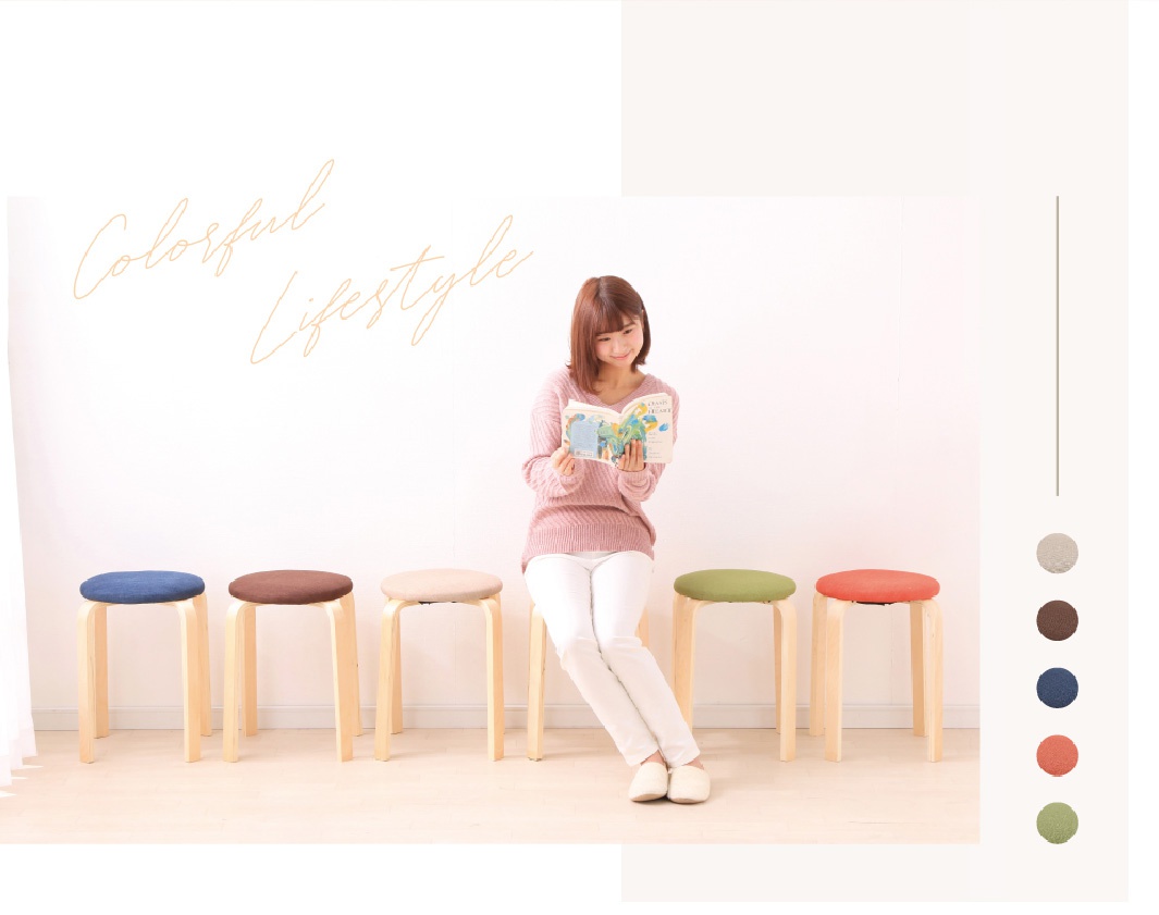 五款不同顏色的圓形木質椅凳，椅面分別為藍色、棕色、米色、綠色和紅色，搭配原木色椅腿。