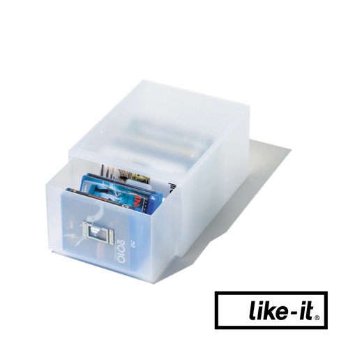 半透明白色塑膠製寬版收納盒，可抽取式設計，內有數個藍光光碟片。