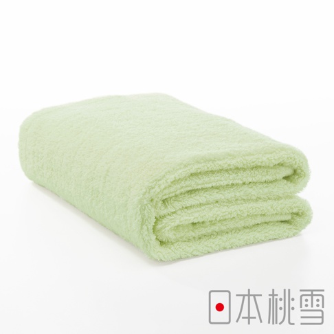 淡綠色今治超長棉浴巾，質地柔軟蓬鬆，對折後呈現層疊的紋理，右下角有「日本桃雪」品牌標誌。