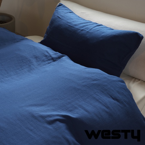 深藍色雙人被套，採用二層紗材質，觸感柔軟，呈現自然垂墜感。