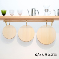 展示三個圓形木製砧板，分別懸掛在淺色木架上。砧板為天然淺木色，紋理清晰。