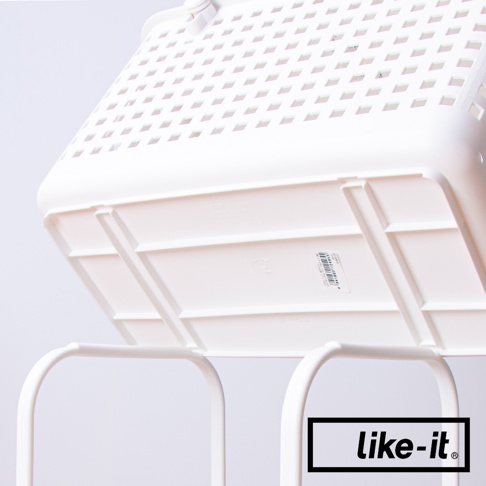 白色塑膠夾縫疊疊洗衣收納籃，底部有長方形網格狀結構，籃身有小方形透氣孔。