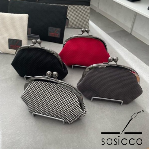 四個三河木綿刺子織口金零錢包，分別為黑色、紅色、深灰色及黑白格紋，皆配有銀色金屬開合。