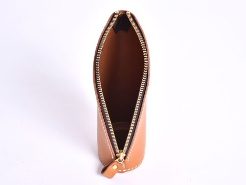 職人手作皮革直立式收納筆袋，採用經典棕色皮革，配有金色拉鍊。筆袋立體圓柱造型，開口可完全展開，方便取放物品。皮革表面帶有自然的紋理，車縫線清晰。