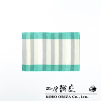 一條由綠色、淺灰色和米白色條紋組成的長方形手帕，採用今治織法，質感細緻。