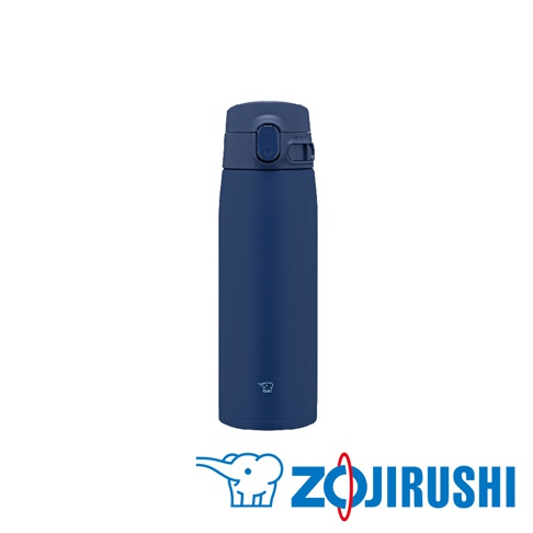 深藍色不鏽鋼一體式中栓彈蓋式真空保溫保冷杯，有彈性按鈕設計，方便單手操作，杯身上有象印標誌。