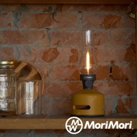 黃色煤油燈造型藍牙音響，配有透明玻璃燈罩，內置LED燈泡，黑色旋鈕上印有MoriMori Logo。