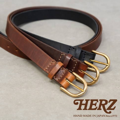 精緻的HERZ手工日本皮帶，展示了三條不同顏色的真皮皮帶，配以金色黃銅扣環，展現職人手作的質感。