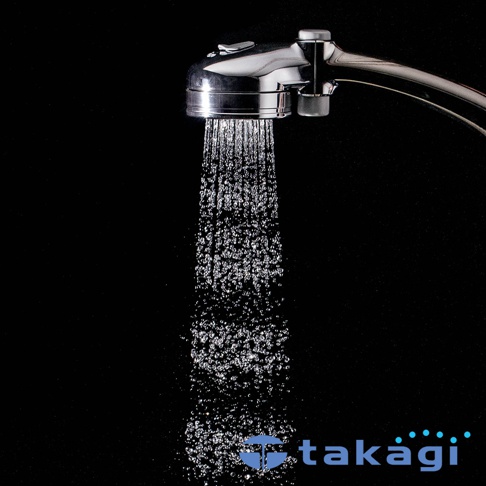 具光澤銀色表面、金屬材質的 Air beat 拍打按摩蓮蓬頭，正從出水口噴出大量細緻水流，水柱在空中形成豐富的水珠。