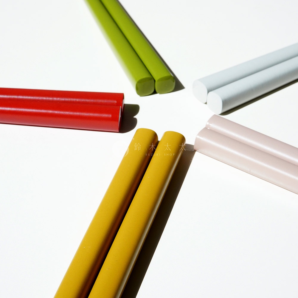 五雙現代原彩木筷，呈扇形排列，包含紅色、黃色、綠色、白色及粉色。筷子為圓柱形，表面光滑。
