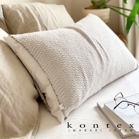 MOKU TUBE高彈性透氣枕套，淺灰色，觸感柔軟的織物材質，搭配米白色內襯。枕套表面呈現獨特的紋理，營造出舒適的居家氛圍。