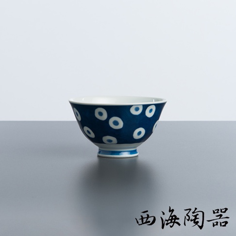 波佐見燒藍丸紋輕量飯碗，深藍色陶瓷碗身飾有白色圓形圖案，碗口內側為白色。