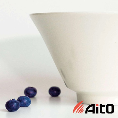 Ciel 美濃燒簡約釉彩深碗，白色陶瓷材質，碗身傾斜，碗邊緣有細微瑕疵，碗旁散落四顆藍莓。