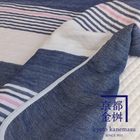 京都金桝 kyoto kanemasu SINCE 1932 字樣，藍白粉條紋的六層紗單人毯。