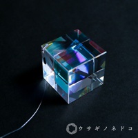 透明玻璃製成的三棱鏡立方體吊飾，表面呈現多種色彩的折射光，如藍色、紫色和粉紅色。